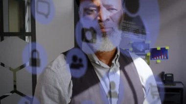 VR kulaklık takan Afrikalı Amerikalı bir adam için veri işleme ve sosyal medya simgelerinin animasyonu. küresel dijital arayüz, teknoloji ve sosyal medya konsepti dijital olarak oluşturulmuş video.