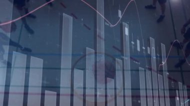 Spor salonundaki çeşitli erkek basketbol oyuncuları üzerinde finansal veri işleme animasyonu. spor, bağlantılar ve dijital arayüz konsepti dijital olarak oluşturulmuş video.