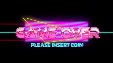 Oyunun animasyonu ışık yollarının üzerindeki metin üzerinde ve siyah arkaplanda mor şekil üzerinde. Video oyunu, eğlence ve dijital arayüz kavramı dijital olarak oluşturuldu.