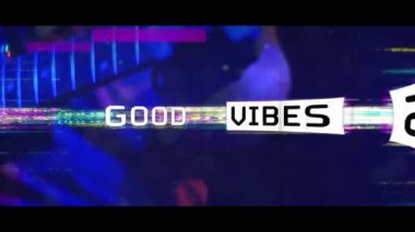 Elektro gitarist üzerinde renkli çarpıtma olan siyah beyaz metinlerdeki titreşimlerin animasyonu. dijital arayüz ve sosyal medya mesajlaşma kavramı dijital olarak oluşturulmuş video.