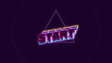 Koyu arkaplan üzerinde hareket eden geometrik şekiller üzerinde metin başlatma animasyonu. Video oyunu, eğlence ve dijital arayüz kavramı dijital olarak oluşturuldu.