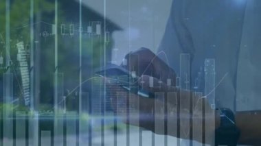 Akıllı telefon kullanan beyaz iş adamının finansal veri işleme animasyonu. küresel iş, finans, bağlantılar ve dijital arayüz konsepti dijital olarak oluşturulmuş video.