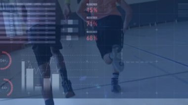 Spor salonundaki çeşitli basketbol oyuncuları üzerinden finansal veri işleme animasyonu. global spor, iş, veri işleme ve dijital arayüz konsepti dijital olarak oluşturulmuş video.