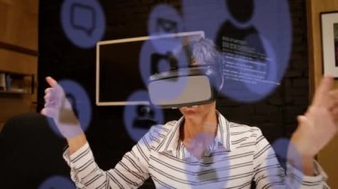 Ofiste VR kulaklık takan beyaz bir kadına karşı mavi dijital simgeler ve veri işleme. İş ve teknoloji fütüristik kavram