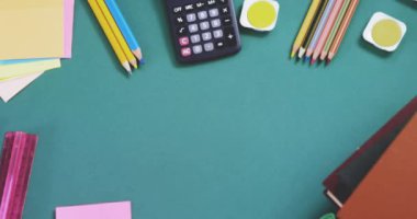 Okul eşyaları üzerine mutlu öğretmenler günü metni. okul, eğitim ve öğrenim konsepti dijital olarak oluşturulmuş video.