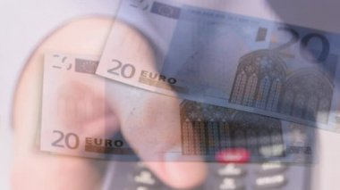 Avro banknotlarının animasyonu, elinde ödeme terminali bulunan beyaz adamın eline düşüyor. finans, para, nakit ödeme yok güvenlik dijital video oluşturuldu.