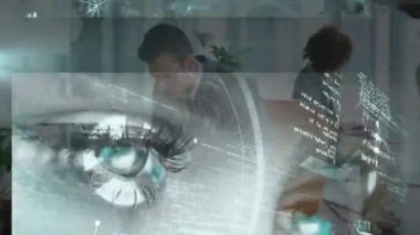 Dizüstü bilgisayar kullanarak iş adamlarının dünya çapındaki bağlantılarıyla veri işleme animasyonu. küresel iş, finans, veri işleme ve dijital arayüz kavramı dijital olarak oluşturulmuş video.