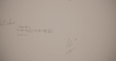 Beyaz arkaplan üzerinde matematiksel denklemlerin animasyonu. küresel eğitim, bağlantılar, veri işleme ve teknoloji konsepti dijital olarak oluşturulmuş video.