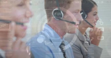 Telefon kulaklığı kullanan iş adamlarının istatistik ve veri işleme animasyonları. küresel iş, finans, veri işleme ve dijital arayüz kavramı dijital olarak oluşturulmuş video.