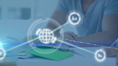 İş arkadaşları üzerinden simgelerle bağlantı ağının animasyonu. küresel bağlantılar, iş ve dijital arayüz kavramı dijital olarak oluşturulmuş video.