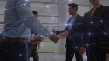 Muhtelif iş adamlarının ofislerinde el sıkışarak iletişim ağlarının animasyonu. küresel iş, veri işleme ve dijital arayüz kavramı dijital olarak oluşturulmuş video.
