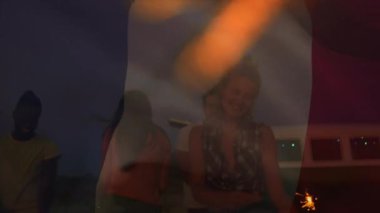 Sahilde eğlenen bir arkadaş grubunun üzerinde Fransa bayrağı sallamanın animasyonu. seyahat, tatiller, vatanseverlik ve dijital olarak üretilen video konsepti.