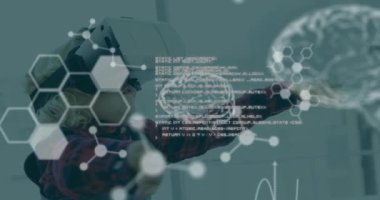 Kimyasal bileşiklerin animasyonu ve vr kulaklık takan çocuğun tıbbi veri işlemesi. Bilim ve veri işleme kavramı dijital olarak oluşturulmuş video.