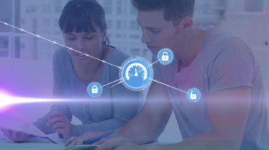 İş arkadaşları üzerinden simgelerle bağlantı ağının animasyonu. küresel bağlantılar, iş ve dijital arayüz kavramı dijital olarak oluşturulmuş video.