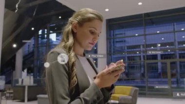 Akıllı telefon kullanan kadın üzerindeki simgelerle bağlantı ağının animasyonu. Sosyal medya ve iletişim konsepti dijital olarak oluşturulmuş video.