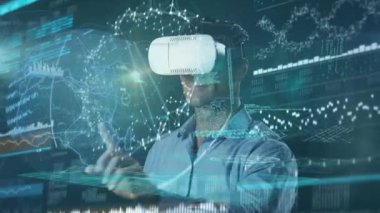 VR kulaklık takan ve beyninde dönen veri işleme ve küre adamı animasyonu. küresel iş, dijital arayüz, teknoloji ve ağ konsepti dijital olarak oluşturulmuş video.