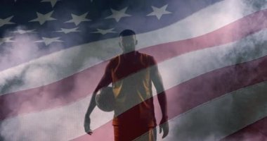 Afro-Amerikan basketbol oyuncusu yerine Amerika Birleşik Devletleri bayrağının animasyonu. Amerikan vatanseverliği ve bağımsızlık kavramı dijital olarak oluşturulmuş video.