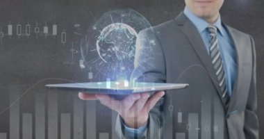 Tablet kullanılarak işadamının finansal veri işleme animasyonu. küresel iş, finans, dijital arayüz ve bağlantılar konsepti dijital olarak oluşturulmuş video.
