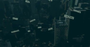 Şehir manzarasında azalan sayıların animasyonu. küresel iş, finans, dijital arayüz ve bağlantılar konsepti dijital olarak oluşturulmuş video.