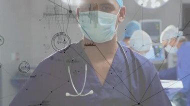 Ameliyathanede cerrahın üzerinde bağlantılar ve veri işleme ağının animasyonu. Dijital olarak üretilen tıbbi ve sağlık teknolojisi kavramı.