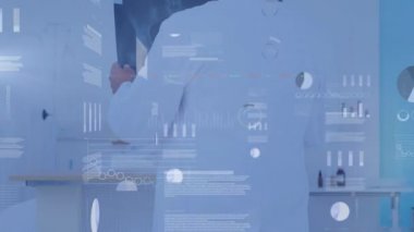 Röntgen tutan beyaz erkek doktorun veri işleme animasyonu. Tıbbi ve sağlık hizmetleri, bağlantılar ve dijital arayüz konsepti dijital olarak oluşturulmuş video.
