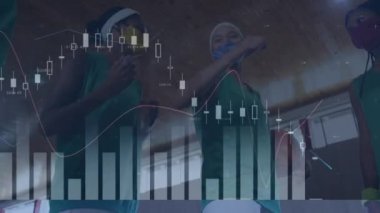 Yüz maskesi takan çeşitli bayan basketbol oyuncularının finansal veri işleme animasyonları. global spor, iş, veri işleme ve dijital arayüz konsepti dijital olarak oluşturulmuş video.