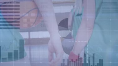 Spor salonundaki çeşitli bayan basketbolcu grupları üzerinden finansal veri işleme animasyonu. spor, bağlantılar ve dijital arayüz konsepti dijital olarak oluşturulmuş video.