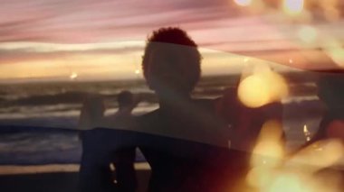 Sahilde eğlenen bir grup arkadaş üzerine Hollanda bayrağı sallamanın animasyonu. seyahat, tatiller, vatanseverlik ve dijital olarak üretilen video konsepti.