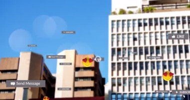 Şehir manzarası üzerine düşen sosyal medya simgeleri ve emojilerin animasyonu. Sosyal medya ve iletişim konsepti dijital olarak oluşturulmuş video.