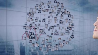 Bir grup iş adamının fotoğraflarıyla finansal veri işleme animasyonu. küresel iş, finans, bağlantılar ve dijital arayüz konsepti dijital olarak oluşturulmuş video.