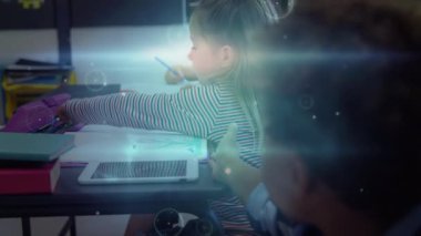 Mutlu okul çocukları üzerindeki bağlantı ağının animasyonu. küresel eğitim, bağlantılar, veri işleme ve teknoloji konsepti dijital olarak oluşturulmuş video.