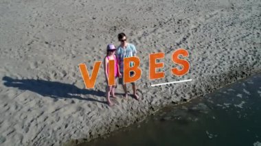 Sahildeki mutlu çiftin üzerine titreşimlerin animasyonu. Sosyal medya mesajlaşması ve küresel iletişim teknolojisi konsepti dijital olarak oluşturulmuş video.