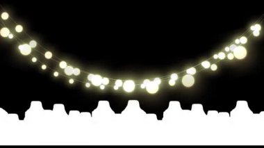 Siyah arka planda şehrin siluetine asılı sarı parlak ışık süslemeleri. Noel şenliği ve kutlama konsepti