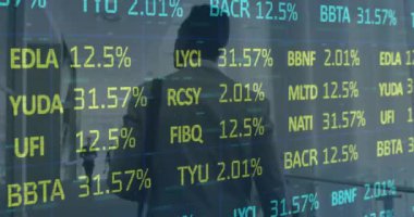 İş adamları üzerinde finansal veri işleme animasyonu. küresel iş, finans ve veri işleme kavramı dijital olarak oluşturulmuş video.