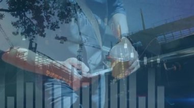 Akıllı telefon kullanan beyaz adamın finansal veri işleme animasyonu. küresel iş, veri işleme ve dijital arayüz konsepti dijital olarak oluşturulmuş video.