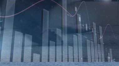 Sokaklarda yürüyen farklı insanlar üzerinde finansal veri işleme animasyonu. küresel iş, veri işleme ve dijital arayüz konsepti dijital olarak oluşturulmuş video.