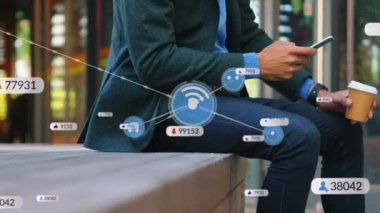 Akıllı telefon kullanan insanın üzerindeki simgelerle bağlantı ağının animasyonu. Sosyal medya ve iletişim konsepti dijital olarak oluşturulmuş video.