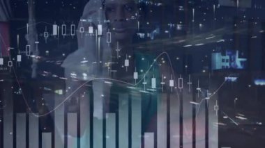 Afrika kökenli Amerikalı bayan basketbolcu üzerinden finansal veri işleme animasyonu. spor, bağlantılar ve dijital arayüz konsepti dijital olarak oluşturulmuş video.