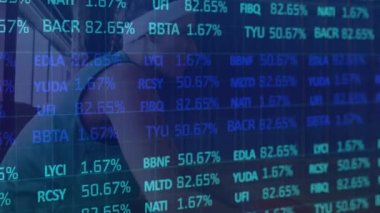 Spor salonundaki beyaz kadın basketbolcu üzerinden finansal veri işleme animasyonu. spor, bağlantılar ve dijital arayüz konsepti dijital olarak oluşturulmuş video.