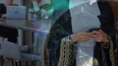 Akıllı telefon kullanan karma ırk iş kadını üzerinden dünya ve ağ bağlantılarının animasyonu. küresel iş, veri işleme ve dijital arayüz kavramı dijital olarak oluşturulmuş video.