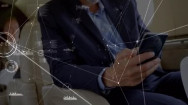 Uçakta akıllı telefon kullanarak karışık ırk işadamlarıyla bağlantı ağlarının animasyonu. küresel bağlantılar, veri işleme ve dijital arayüz konsepti dijital olarak oluşturulmuş video.
