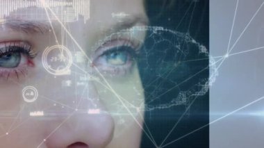 Kadın yüzü üzerindeki bağlantı ağlarıyla dönen beynin animasyonu. küresel bilim, bağlantılar, veri işleme ve dijital arayüz kavramı dijital olarak oluşturulmuş video.