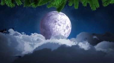 Gece gökyüzüne karşı ren geyikleri tarafından çekilen kızaklı Noel Baba 'ya karşı yeşil ağaç dalları. Noel şenliği ve kutlama konsepti