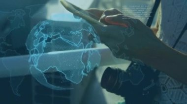 Akıllı telefon kullanan melez kadınların veri işleme ve küre üzerindeki animasyonları. küresel iletişim, veri paylaşımı ve dijital arayüz kavramı, dijital olarak oluşturulmuş video.