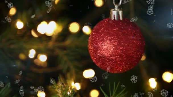 Kar Taneleri Noel Ağacında Asılı Duran Kırmızı Süslemelerin Yakın Görüntüsüne — Stok video