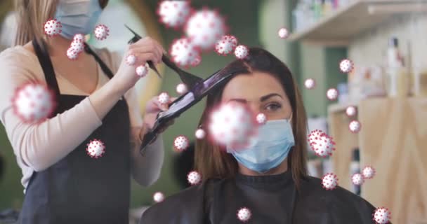 Animatie Van Coronaviruscellen Boven Blanke Vrouwelijke Kapper Vrouw Met Gezichtsmaskers — Stockvideo