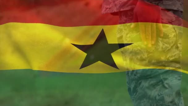 Animación Bandera Ghana Sobre Soldado Caucásico Ejército Defensa Civil Patriotismo — Vídeo de stock