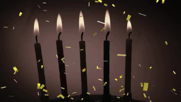 金色的五彩纸屑落在灰色背景下的几根燃烧的蜡烛的轮廓上 聚会和庆祝概念 — 图库视频影像