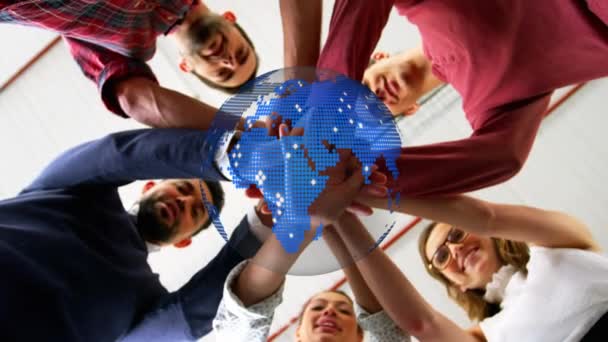 Анімація Обертання Глобусу Над Групою Різноманітних Бізнес Команди Тримає Руки — стокове відео