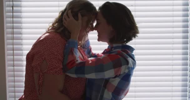 彩虹心和爱情的动画是对在家中拥抱的女同性恋夫妇的爱 Lgbt Rights Equality Concept Digital Generated Video — 图库视频影像